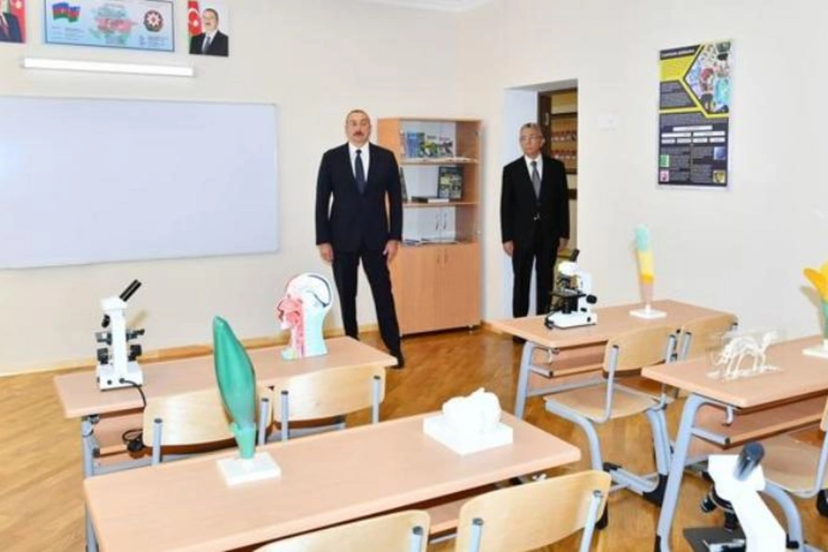 İlham Əliyev Bakıda yeni korpusu tikilən məktəbdə yaradılan şəraitlə tanış olub — FOTO