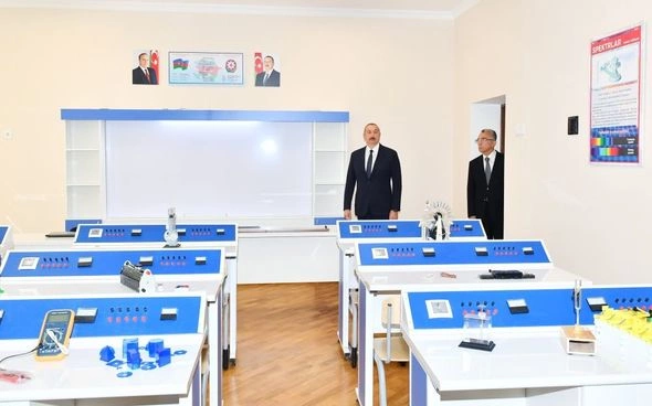 İlham Əliyev Bakıda yeni korpusu tikilən məktəbdə yaradılan şəraitlə tanış olub — FOTO