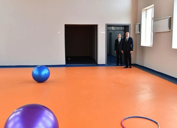 Prezident Suraxanıda yeni inşa edilmiş məktəb kompleksində yaradılan şəraitlə tanış olub — FOTO Prezident Suraxanıda yeni inşa edilmiş məktəb kompleksində yaradılan şəraitlə tanış olub — FOTO
