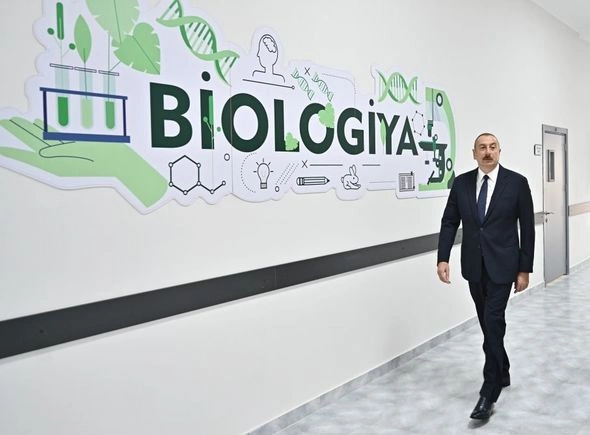 Prezident Suraxanıda yeni inşa edilmiş məktəb kompleksində yaradılan şəraitlə tanış olub — FOTO Prezident Suraxanıda yeni inşa edilmiş məktəb kompleksində yaradılan şəraitlə tanış olub — FOTO