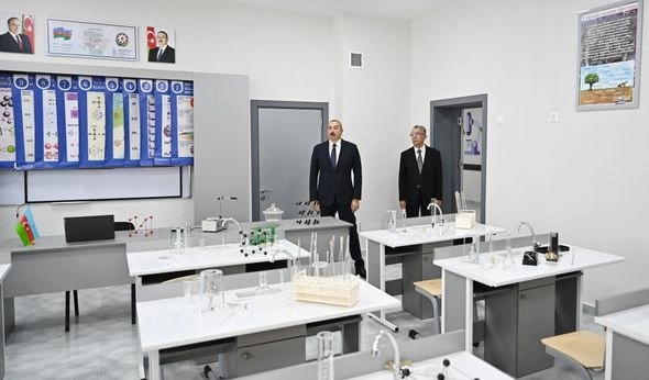 Prezident Suraxanıda yeni inşa edilmiş məktəb kompleksində yaradılan şəraitlə tanış olub — FOTO Prezident Suraxanıda yeni inşa edilmiş məktəb kompleksində yaradılan şəraitlə tanış olub — FOTO