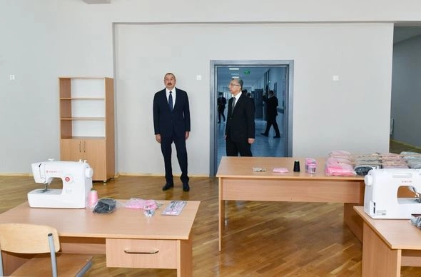 Prezident Suraxanıda yeni inşa edilmiş məktəb kompleksində yaradılan şəraitlə tanış olub — FOTO Prezident Suraxanıda yeni inşa edilmiş məktəb kompleksində yaradılan şəraitlə tanış olub — FOTO