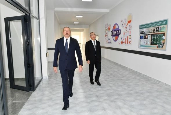 Prezident Suraxanıda yeni inşa edilmiş məktəb kompleksində yaradılan şəraitlə tanış olub — FOTO Prezident Suraxanıda yeni inşa edilmiş məktəb kompleksində yaradılan şəraitlə tanış olub — FOTO