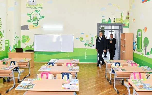 Prezident Suraxanıda yeni inşa edilmiş məktəb kompleksində yaradılan şəraitlə tanış olub — FOTO Prezident Suraxanıda yeni inşa edilmiş məktəb kompleksində yaradılan şəraitlə tanış olub — FOTO