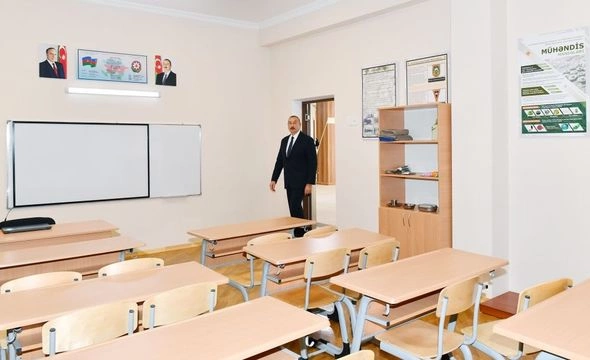İlham Əliyev Bakıda yeni korpusu tikilən məktəbdə yaradılan şəraitlə tanış olub — FOTO