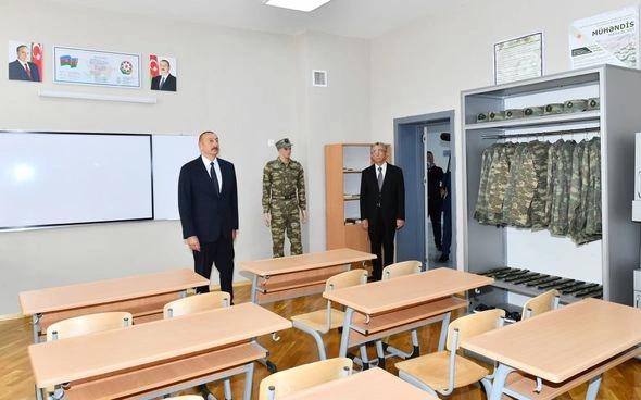 Prezident Suraxanıda yeni inşa edilmiş məktəb kompleksində yaradılan şəraitlə tanış olub — FOTO Prezident Suraxanıda yeni inşa edilmiş məktəb kompleksində yaradılan şəraitlə tanış olub — FOTO