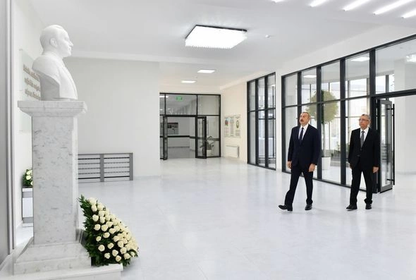 Prezident Suraxanıda yeni inşa edilmiş məktəb kompleksində yaradılan şəraitlə tanış olub — FOTO Prezident Suraxanıda yeni inşa edilmiş məktəb kompleksində yaradılan şəraitlə tanış olub — FOTO