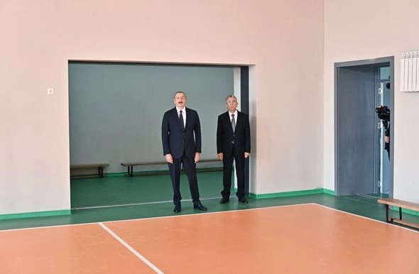 Prezident Suraxanıda yeni inşa edilmiş məktəb kompleksində yaradılan şəraitlə tanış olub — FOTO Prezident Suraxanıda yeni inşa edilmiş məktəb kompleksində yaradılan şəraitlə tanış olub — FOTO