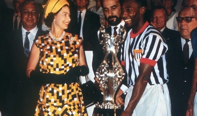 Pele II Elizabetlə xatirə fotosunu paylaşdı — FOTO Pele II Elizabetlə xatirə fotosunu paylaşdı — FOTO