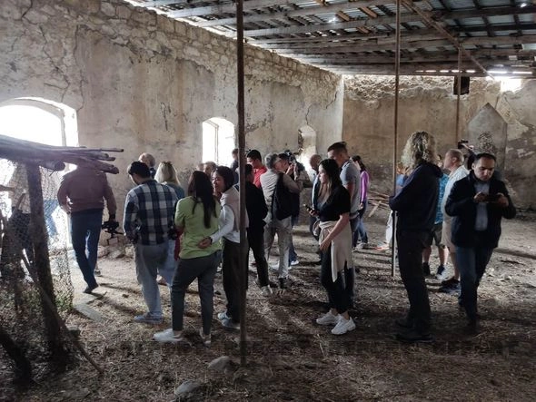 Beynəlxalq səyyahlar Azıx mağarasında olublar — YENİLƏNİB (FOTO)