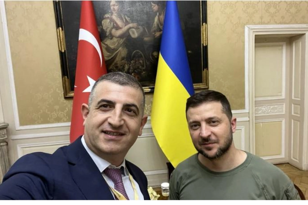 Zelenski Haluk Bayraktara Xidmətə görə ordenini təqdim edib