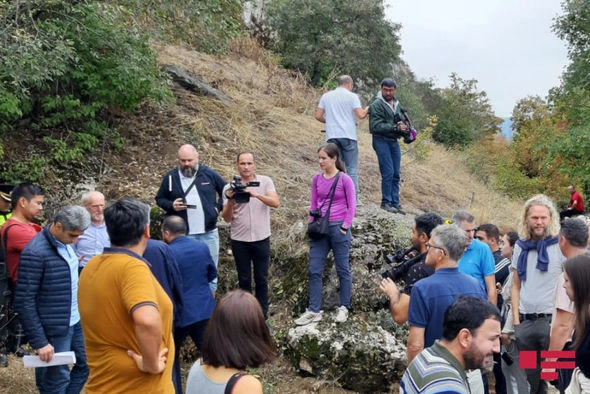 Beynəlxalq səyyahlar Azıx mağarasında olublar — YENİLƏNİB (FOTO)