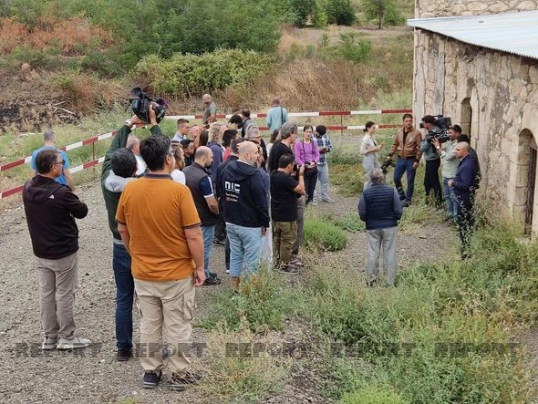 Beynəlxalq səyyahlar Azıx mağarasında olublar — YENİLƏNİB (FOTO)