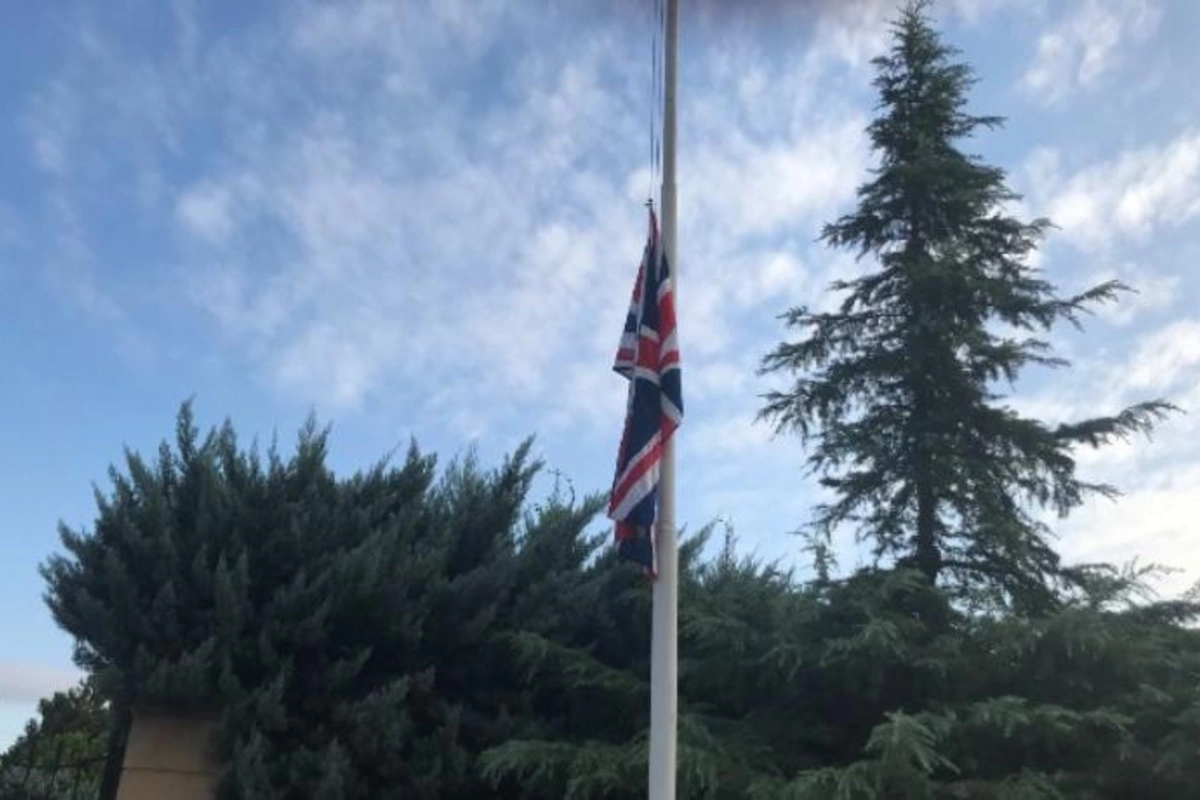 Britaniyanın Azərbaycandakı səfirliyində bayraqlar endirildi — FOTO