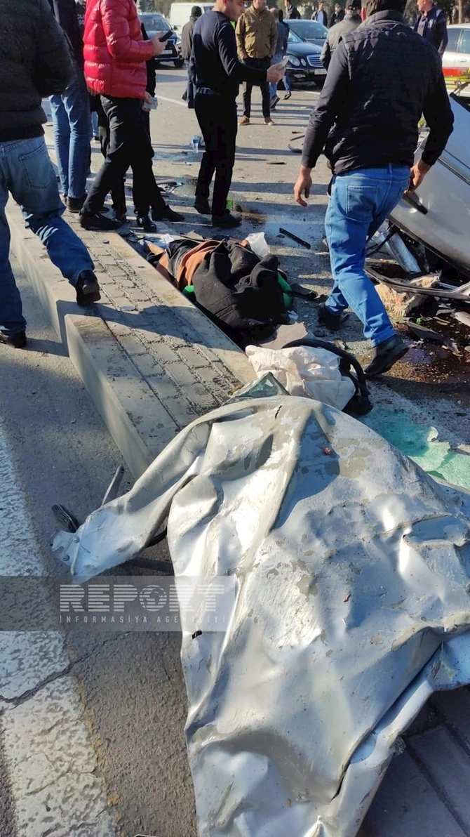 Bakıda ağır yol qəzası: ölənlər var — YENİLƏNİB (FOTO/VİDEO) Bakıda ağır yol qəzası: ölənlər var — YENİLƏNİB (FOTO/VİDEO)