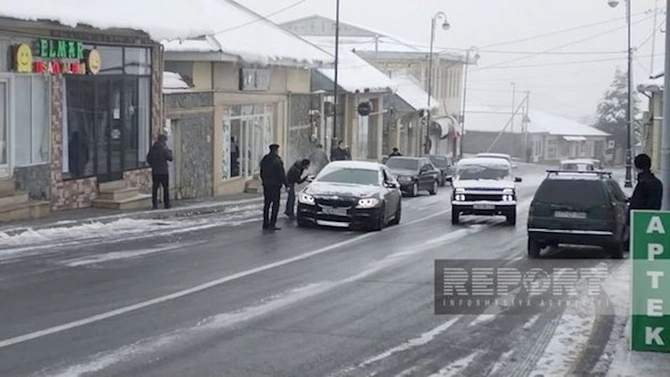 Oğuzda yollar buz bağlayıb, hərəkət məhdudlaşıb — FOTO Oğuzda yollar buz bağlayıb, hərəkət məhdudlaşıb — FOTO