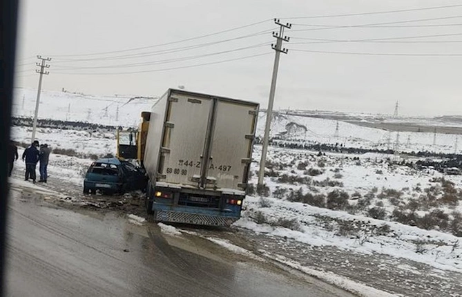 Bakıda minik avtomobili TIR-a çırpıldı — FOTO