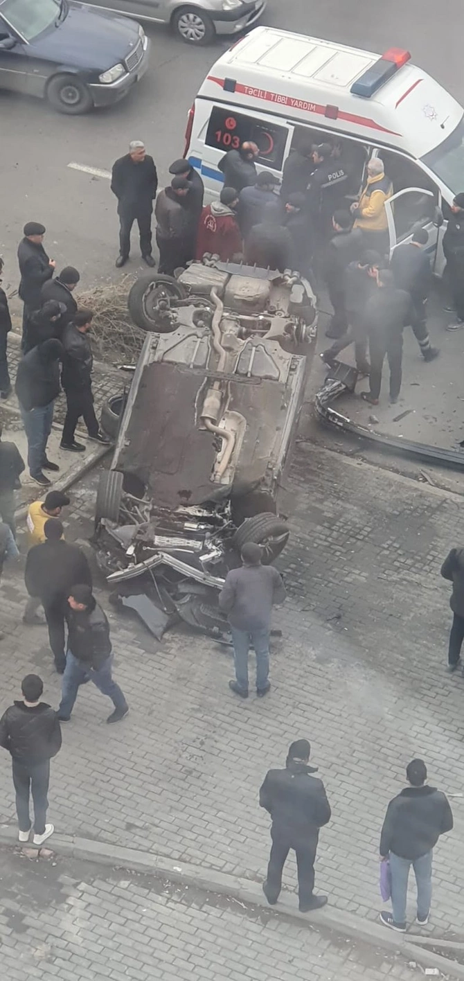 Bakıda dəhşətli qəza: BMW aşdı, Toyota Camry yolun ortasında qaldı — FOTO/VİDEO