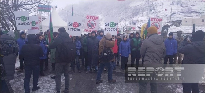 Bir qrup xarici jurnalist Xankəndi yolundakı aksiyanı işıqlandırmaq üçün gəldi — FOTO