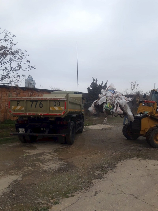 Bakının bu ərazisi tullantılardan təmizlənir — FOTO Bakının bu ərazisi tullantılardan təmizlənir — FOTO