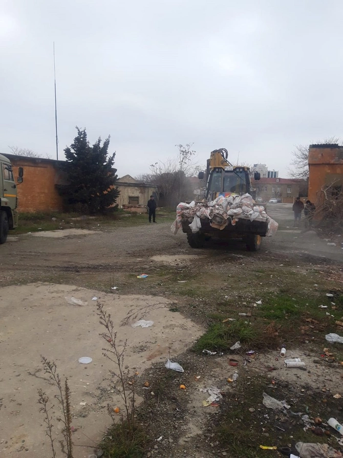 Bakının bu ərazisi tullantılardan təmizlənir — FOTO Bakının bu ərazisi tullantılardan təmizlənir — FOTO