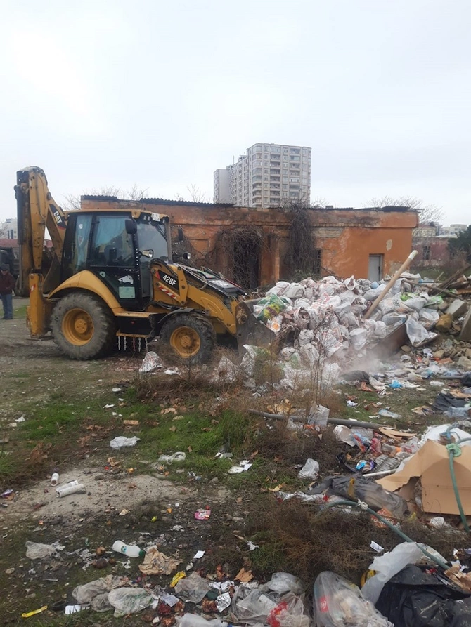 Bakının bu ərazisi tullantılardan təmizlənir — FOTO Bakının bu ərazisi tullantılardan təmizlənir — FOTO