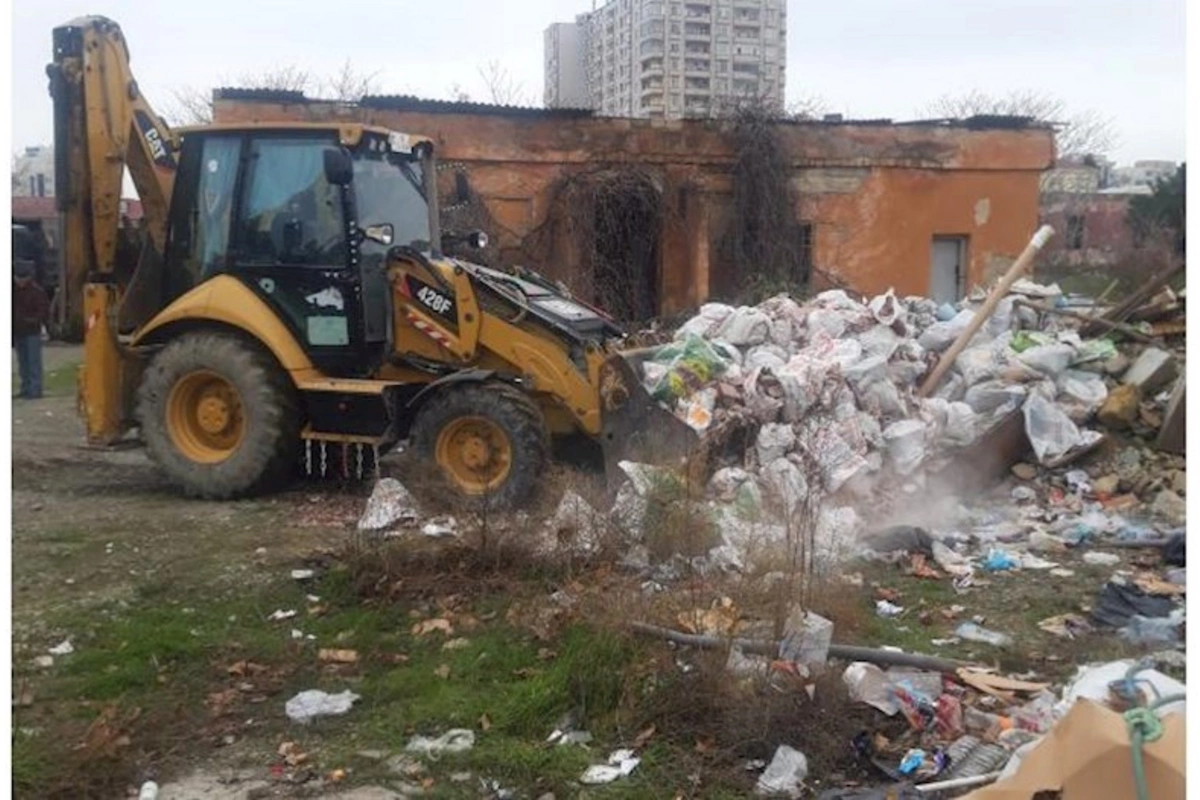 Bakının bu ərazisi tullantılardan təmizlənir — FOTO