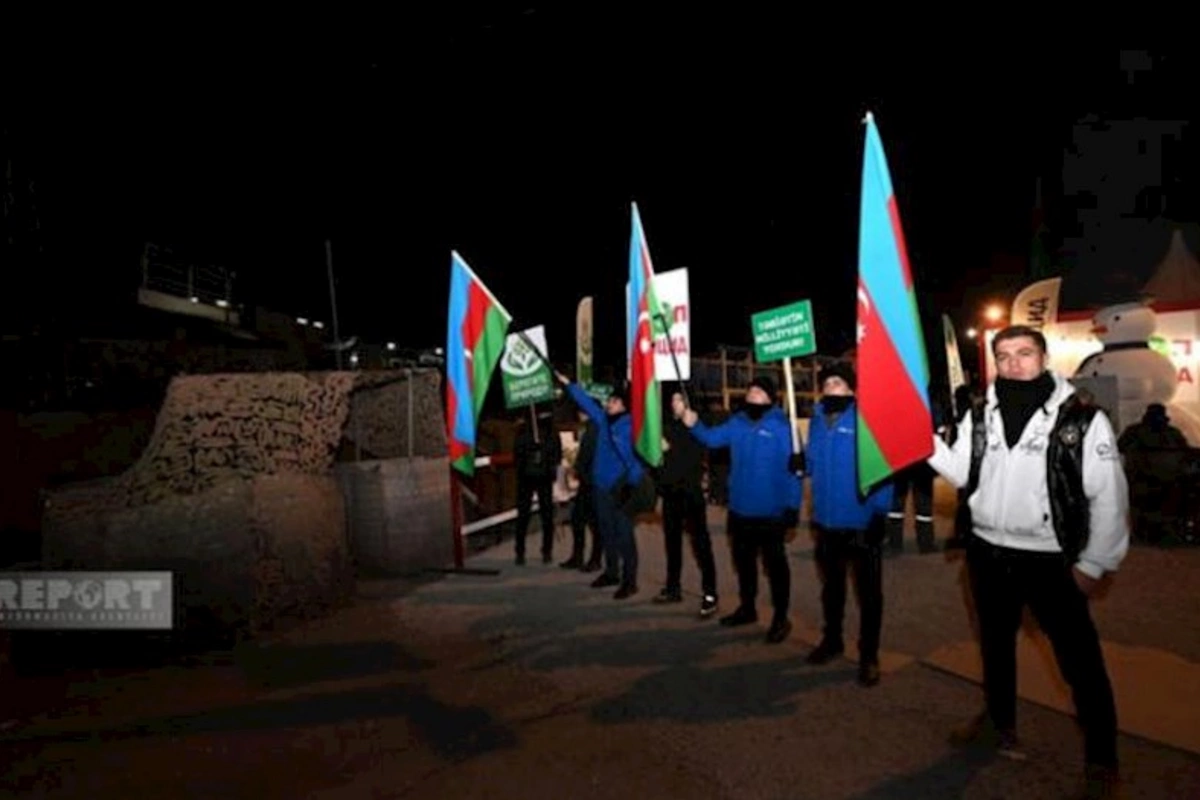Havanın soyuq olmasına baxmayaraq, Xankəndi-Laçın yolunda etiraz aksiyası davam edir