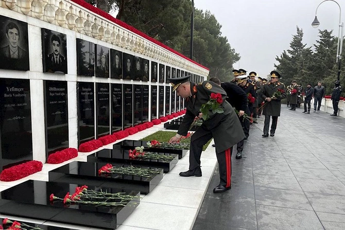 Generallar Şəhidlər xiyabanında — FOTO Generallar Şəhidlər xiyabanında — FOTO