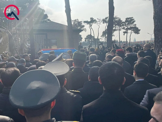 Orxan Əsgərovun dəfnində izdiham yaşanır — VİDEO/FOTO Orxan Əsgərovun dəfnində izdiham yaşanır — VİDEO/FOTO