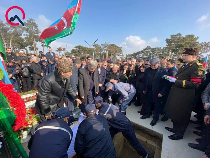 Orxan Əsgərovun dəfnində izdiham yaşanır — VİDEO/FOTO Orxan Əsgərovun dəfnində izdiham yaşanır — VİDEO/FOTO