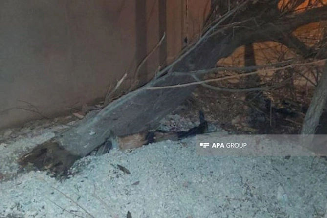 Bakıda idarəetmədən çıxan maşın ağac və qaz dirəyini qoparıb — FOTO Bakıda idarəetmədən çıxan maşın ağac və qaz dirəyini qoparıb — FOTO
