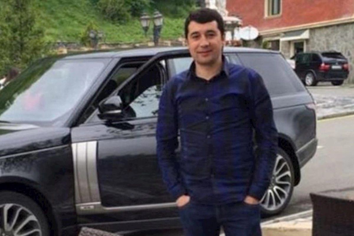 4 nəfəri öldürən “Qurtuluş 93”ün sahibinin kürəkəni yenidən hakim qarşısına çıxarılır