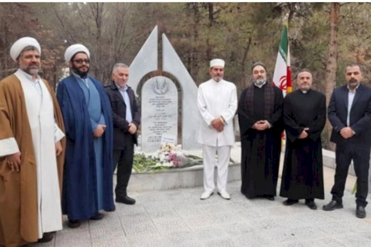 İranda mollalar ermənilərin qəbirlərini ziyarət etdilər — FOTO