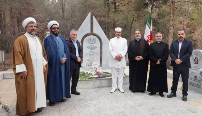 İranda mollalar ermənilərin qəbirlərini ziyarət etdilər — FOTO İranda mollalar ermənilərin qəbirlərini ziyarət etdilər — FOTO