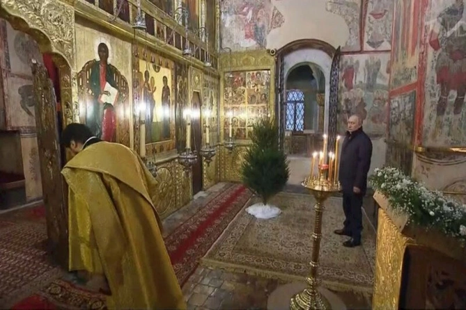 Putin Milad bayramını Kremldəki kilsədə tək qeyd etdi — FOTO