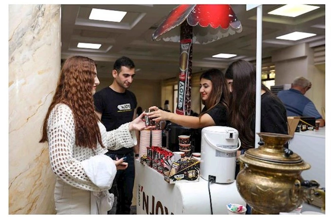 “Coffee`N Joy” yeni dərs ilinin ilk günündə tələbələrlə — FOTO “Coffee`N Joy” yeni dərs ilinin ilk günündə tələbələrlə — FOTO
