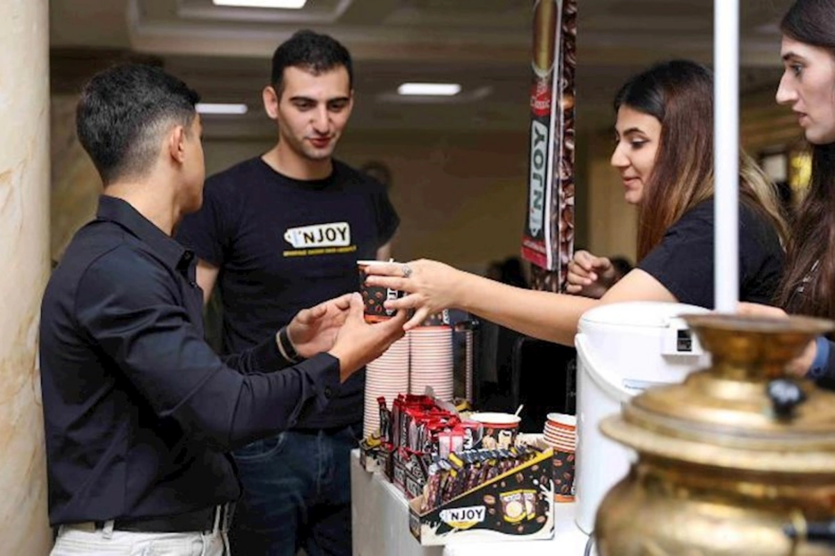 “Coffee`N Joy” yeni dərs ilinin ilk günündə tələbələrlə — FOTO