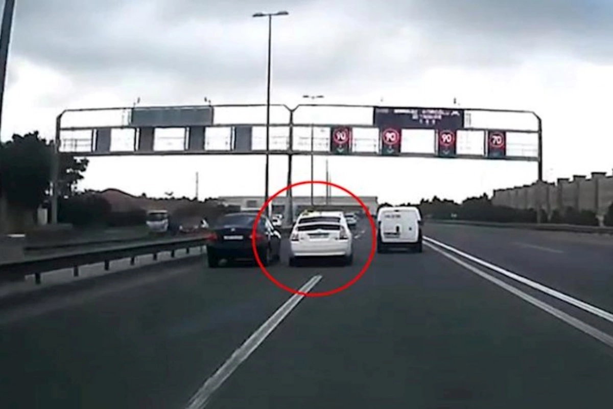 Prius Aeroport yolunda təhlükə yaratdı, digər avtomobilin güzgüsünü qırdı — VİDEO