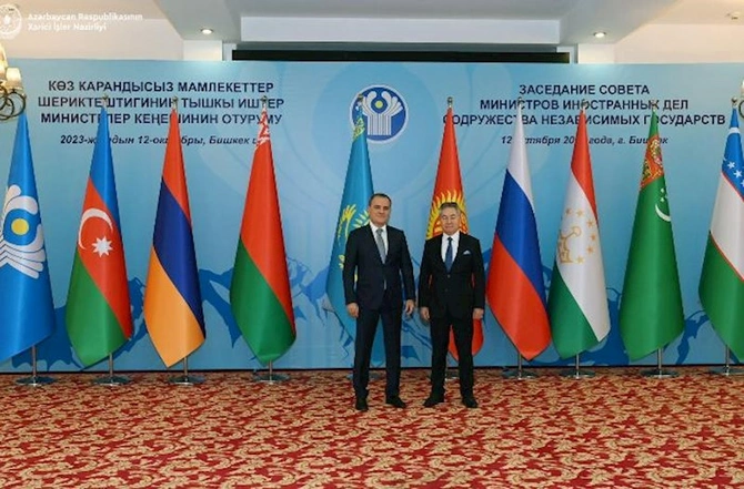 Ceyhun Bayramov qırğız həmkarı ilə görüşdü