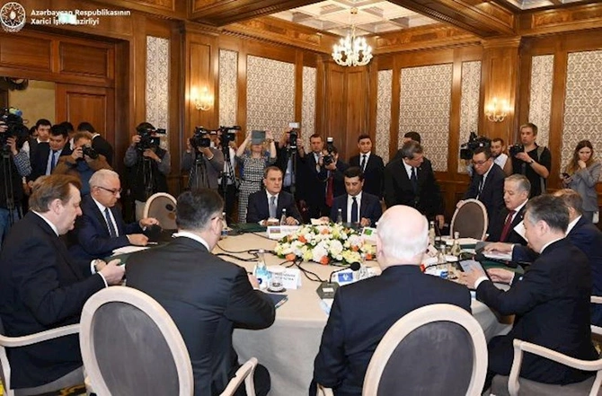 Ceyhun Bayramov qırğız həmkarı ilə görüşdü