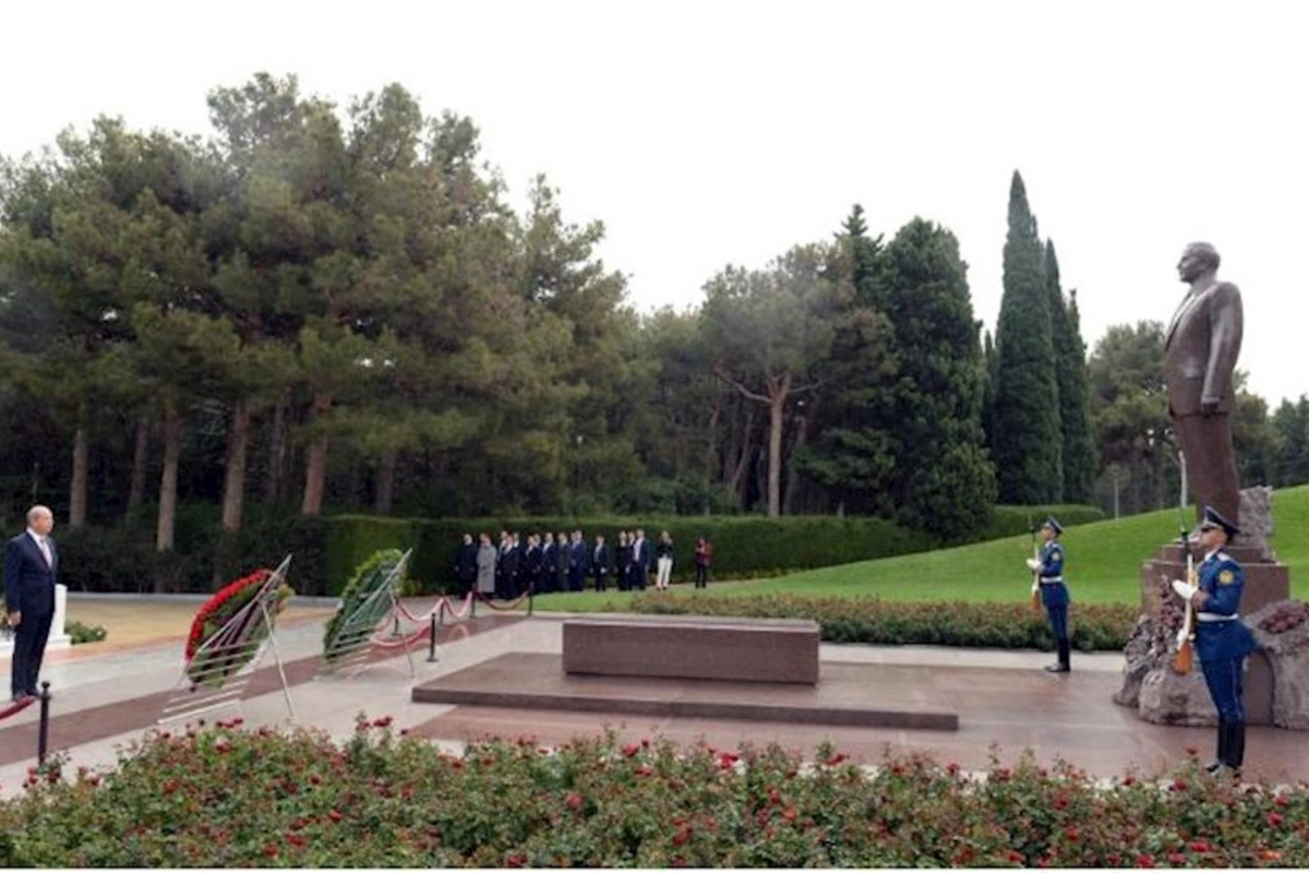 Şimali Kipr Prezidenti Fəxri və Şəhidlər xiyabanlarını ziyarət etdi — YENİLƏNİB (FOTO)