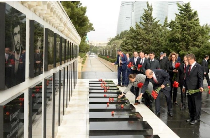 Şimali Kipr Prezidenti Fəxri və Şəhidlər xiyabanlarını ziyarət etdi — YENİLƏNİB (FOTO)