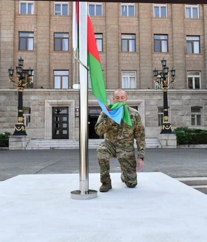 İlham Əliyev Xankəndidə Azərbaycanın Dövlət Bayrağını ucaldıb — YENİLƏNİB (FOTOLAR) İlham Əliyev Xankəndidə Azərbaycanın Dövlət Bayrağını ucaldıb — YENİLƏNİB (FOTOLAR)