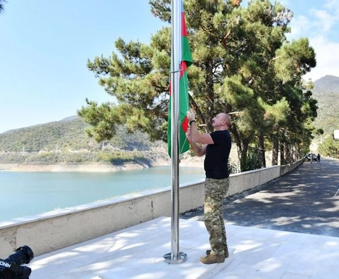 İlham Əliyev Sərsəng su anbarının ərazisində Azərbaycan Respublikasının Dövlət Bayrağını ucaldıb — FOTO İlham Əliyev Sərsəng su anbarının ərazisində Azərbaycan Respublikasının Dövlət Bayrağını ucaldıb — FOTO