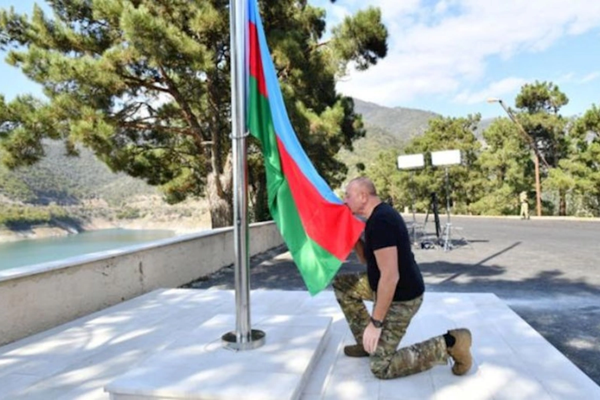 İlham Əliyev Sərsəng su anbarının ərazisində Azərbaycan Respublikasının Dövlət Bayrağını ucaldıb — FOTO