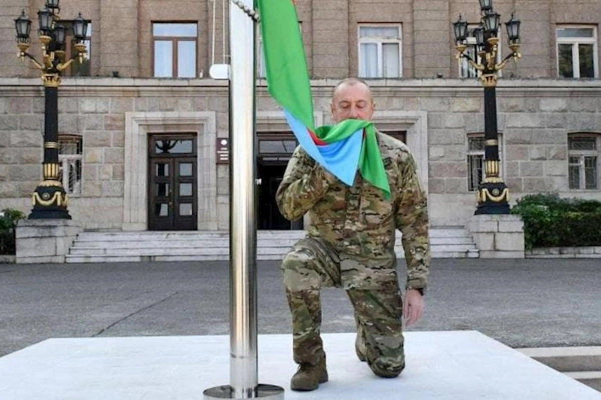 İlham Əliyev Xankəndidə Azərbaycanın Dövlət Bayrağını ucaldıb — YENİLƏNİB (FOTOLAR)