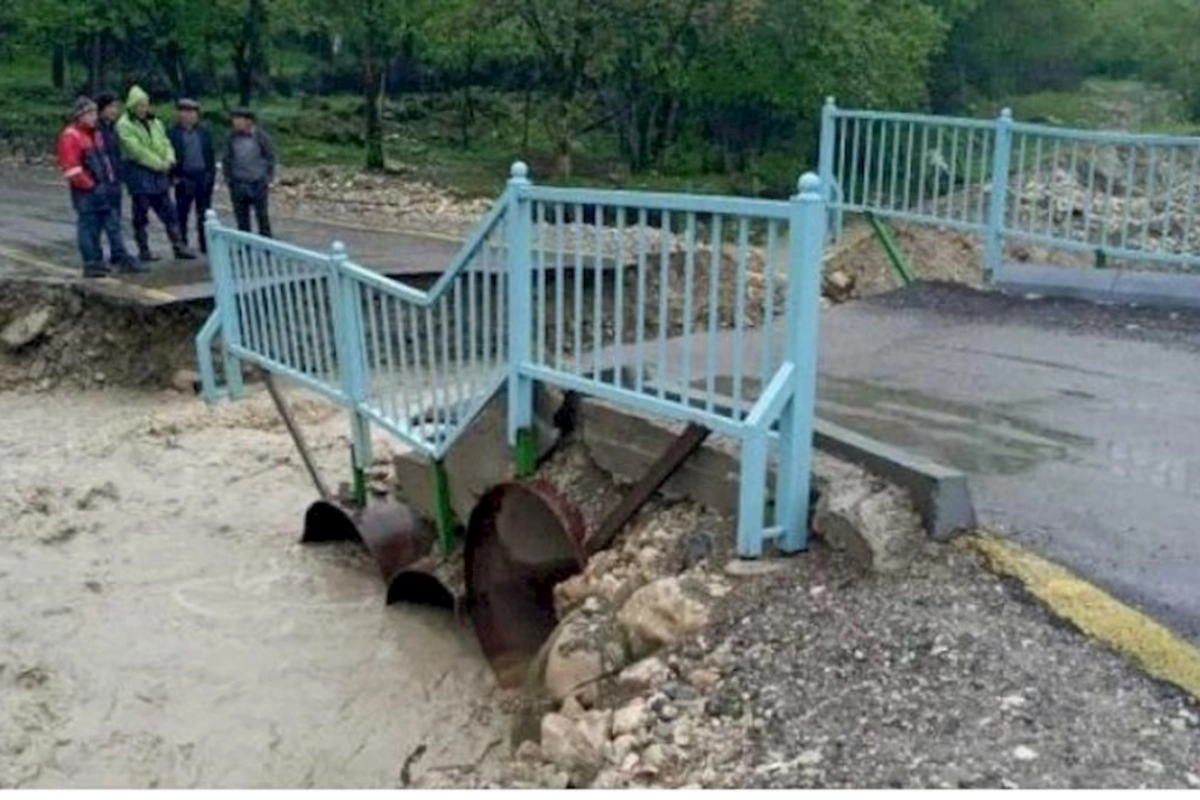Astarada yeni açılan körpünü sel dağıtdı