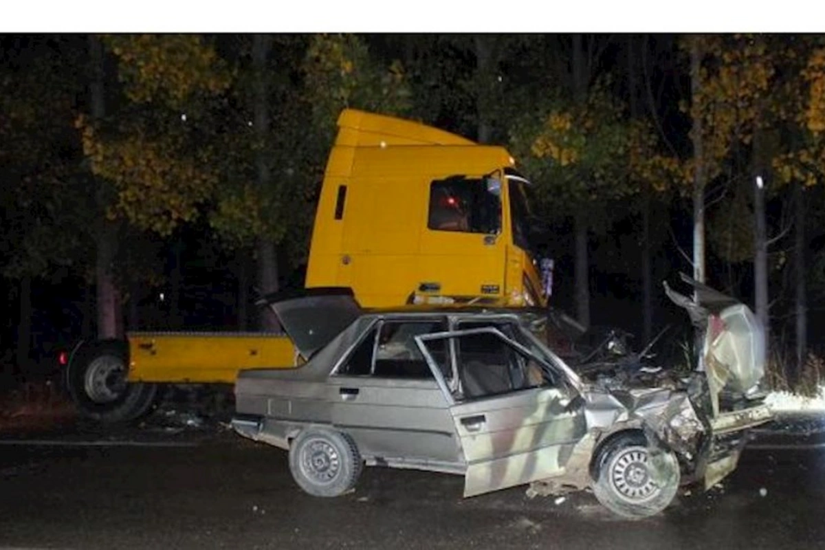 Minik avtomobili ilə evakuator toqquşdu: Yaralananlar var