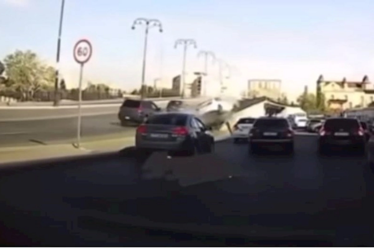 Bakıda avtomobil körpüdən aşdı — VİDEO